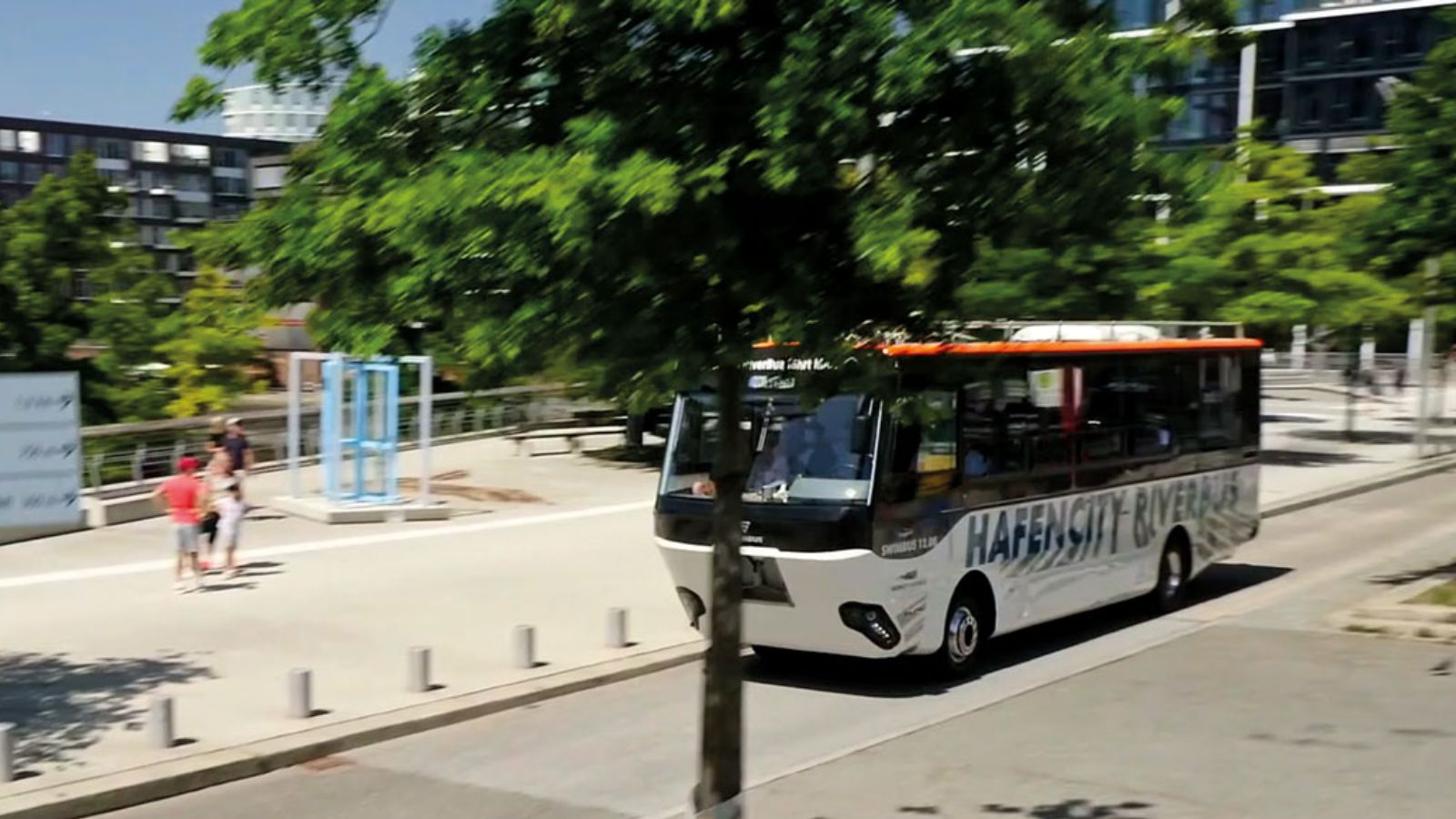 Hamburg Speicherstadt mit dem HafenCity Riverbus entdecken