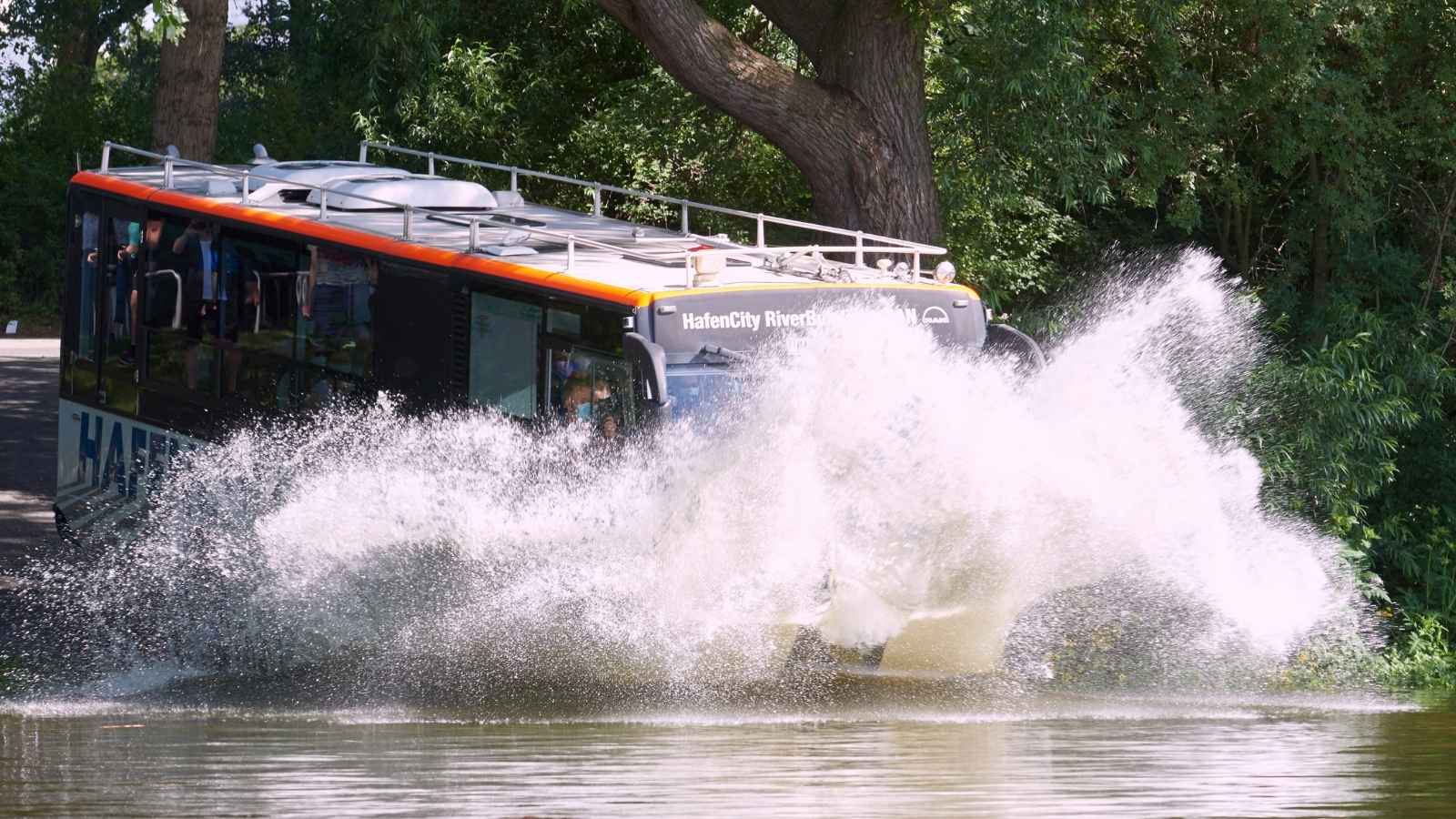Riverbus im Wasser - gemeinsam den Hafen erkunden